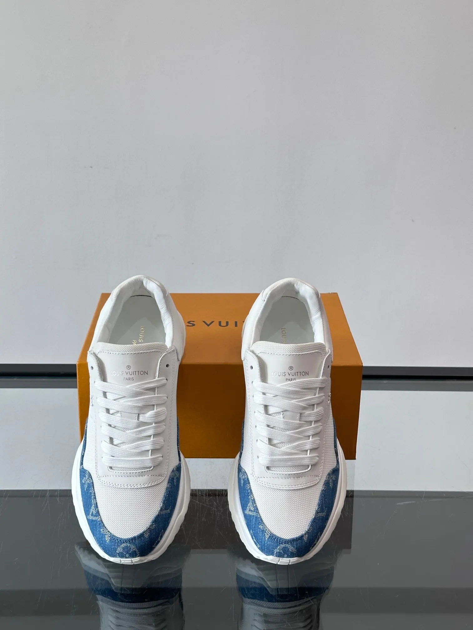 Men's Men's Shoes 💰500 [New Style] 🐡🐡LV🆕RUN AWAY sneakers, this Run Away sneaker is made of first-layer cowhide leather and breathable original material. The wedge-shaped rubber outsole continues the running shoe design, embellished with Monogram flowers, the L V letter is marked on the tongue, and the Louis Vuitton Paris logo is embellished on the back. Paired with brand logo cotton feet, the mesh lining and heel are spliced ​​and wrapped in cowhide, making the upper foot comfortable and breathable! size: 39-44 (38.45.46 customized)